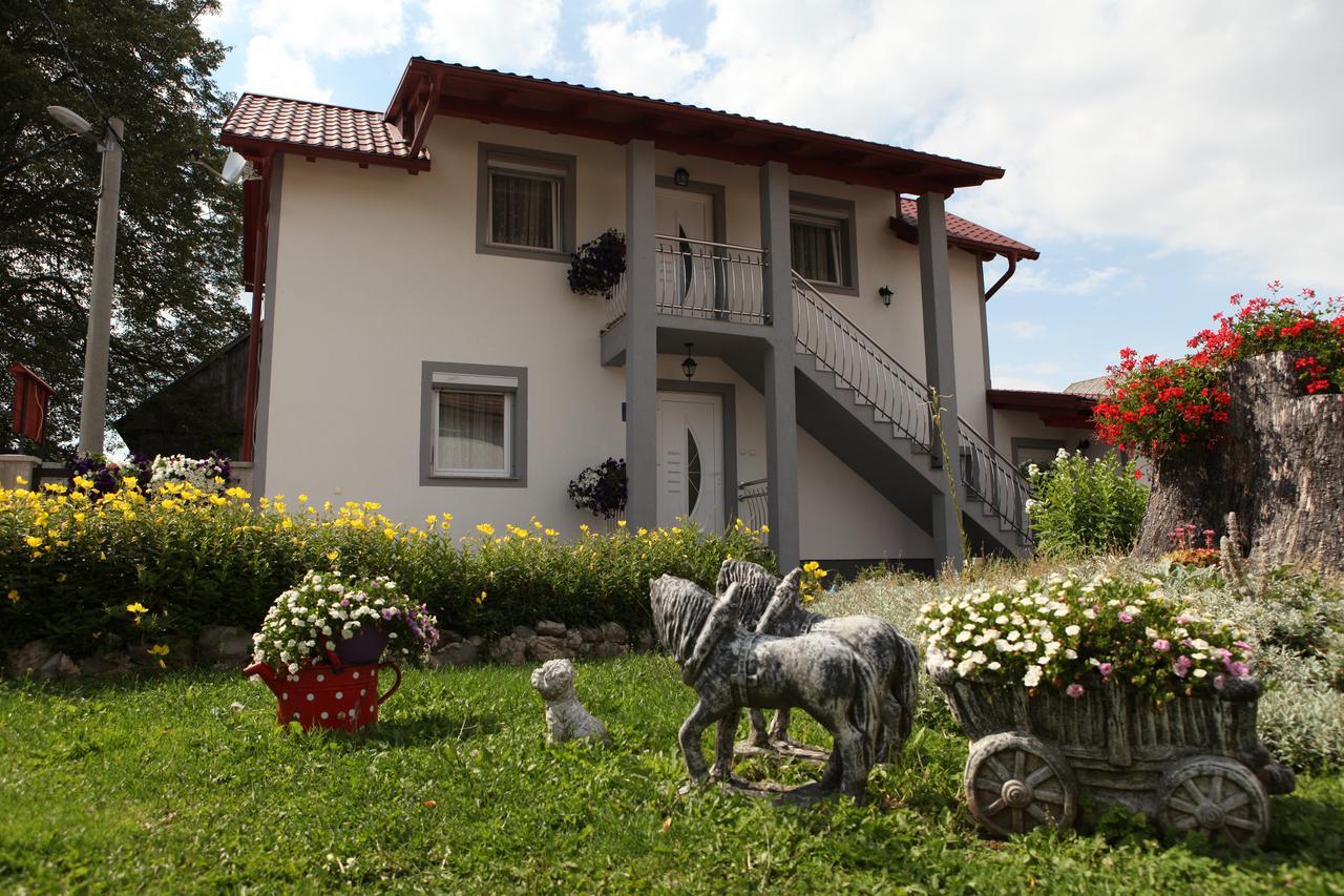 Guesthouse Samolov Vrhovine Eksteriør bilde