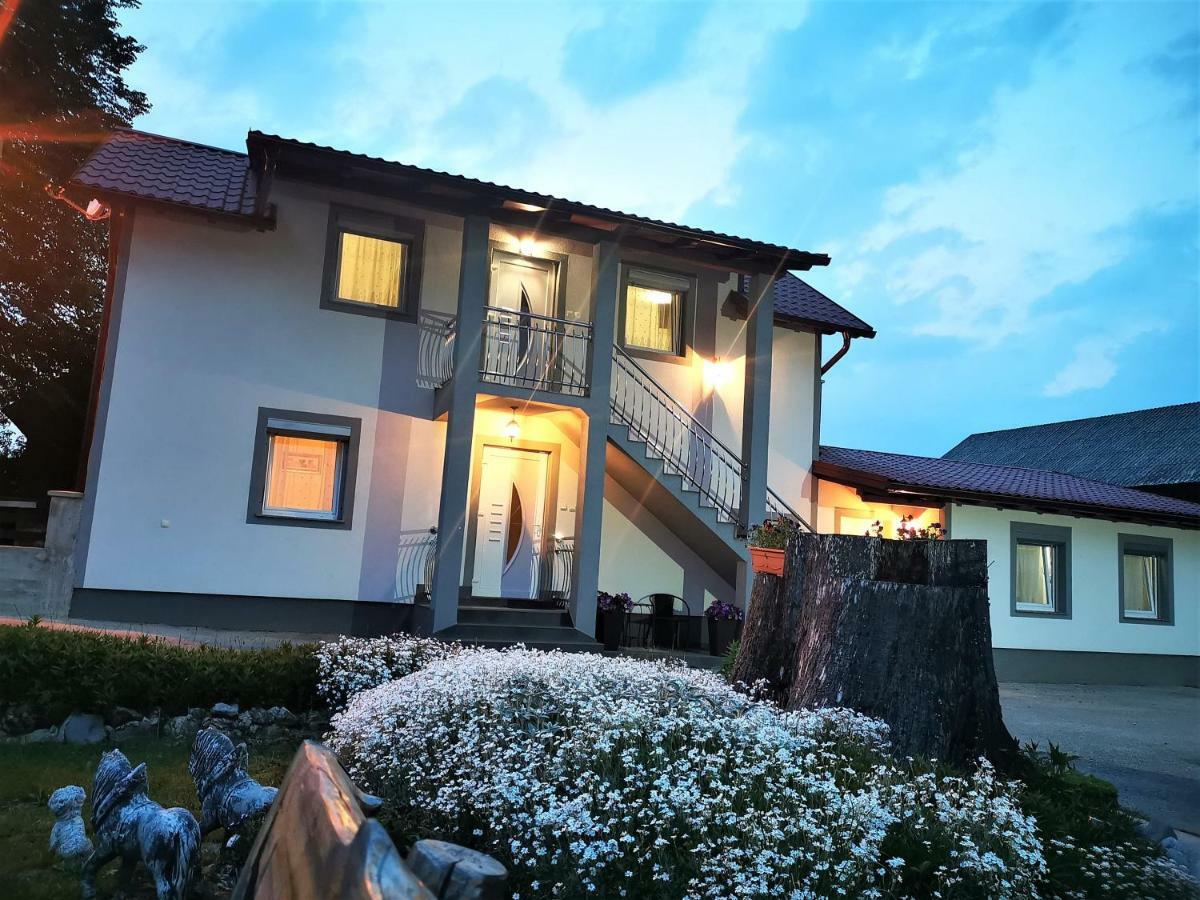Guesthouse Samolov Vrhovine Eksteriør bilde
